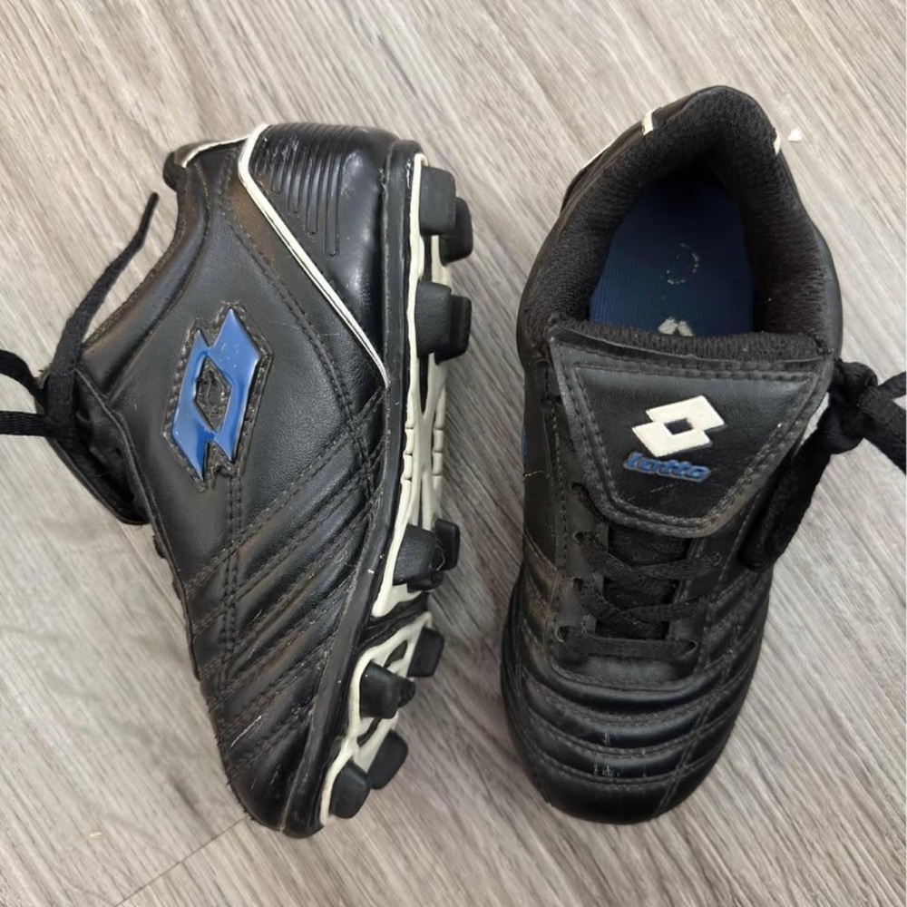 Toddler soccer cleats Size 10 - Picture 3 of 4